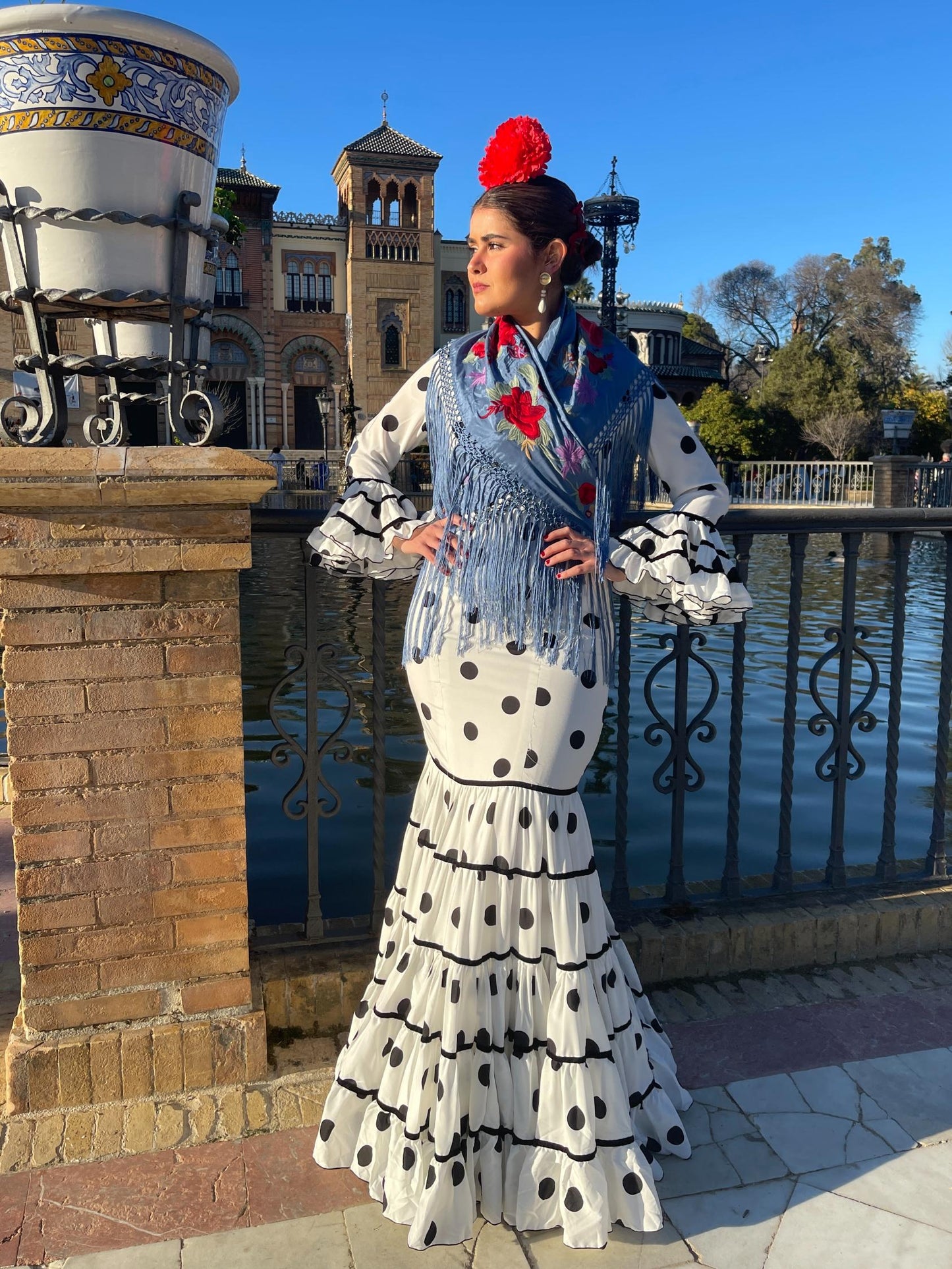 Traje canastero de flamenca blanco con lunares negros y terciopelo