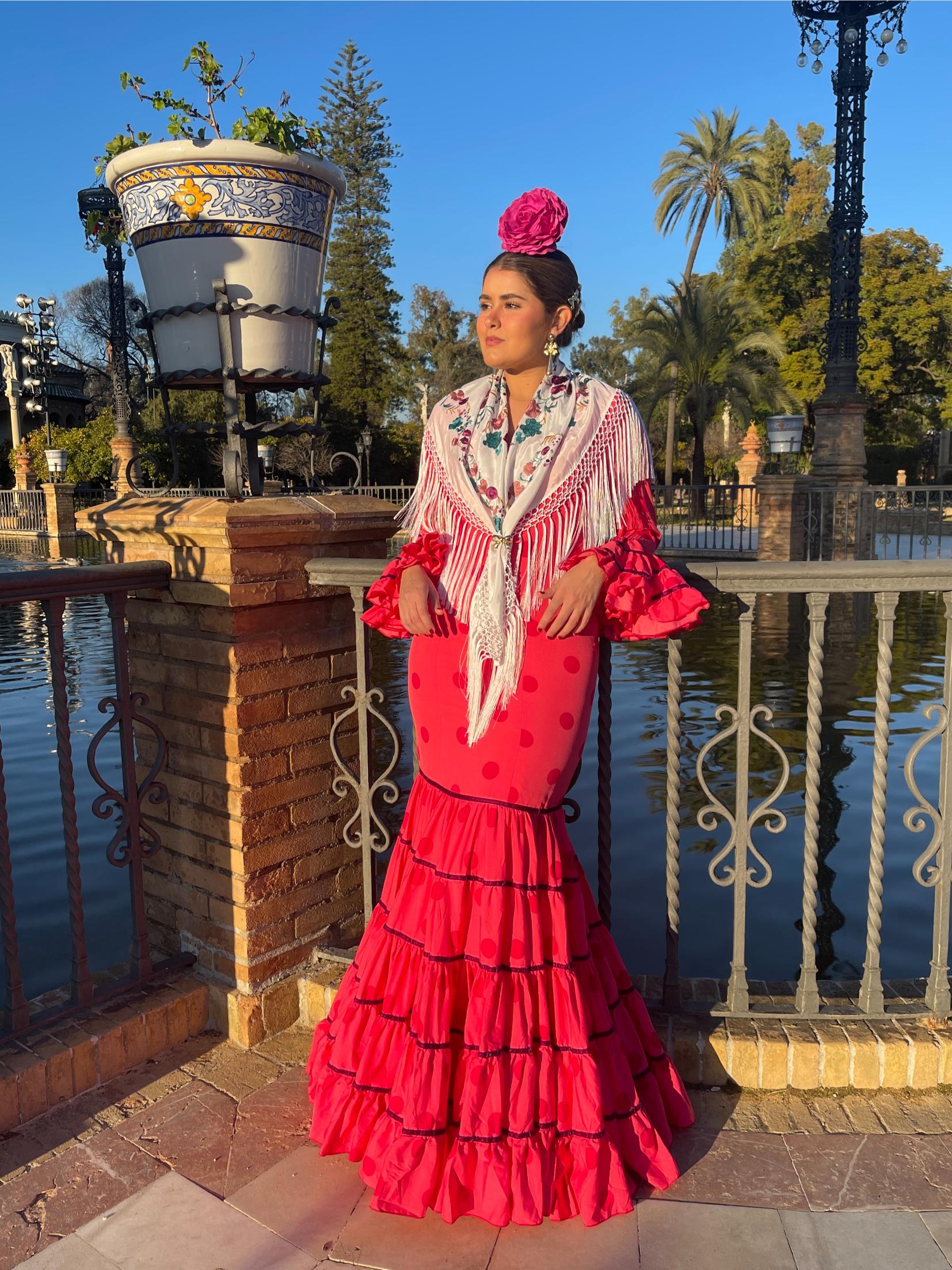 Traje canastero de flamenca coral con lunares rojos y terciopelo