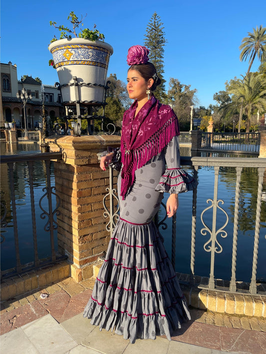 Traje canastero de flamenca gris con lunares grises y terciopelo