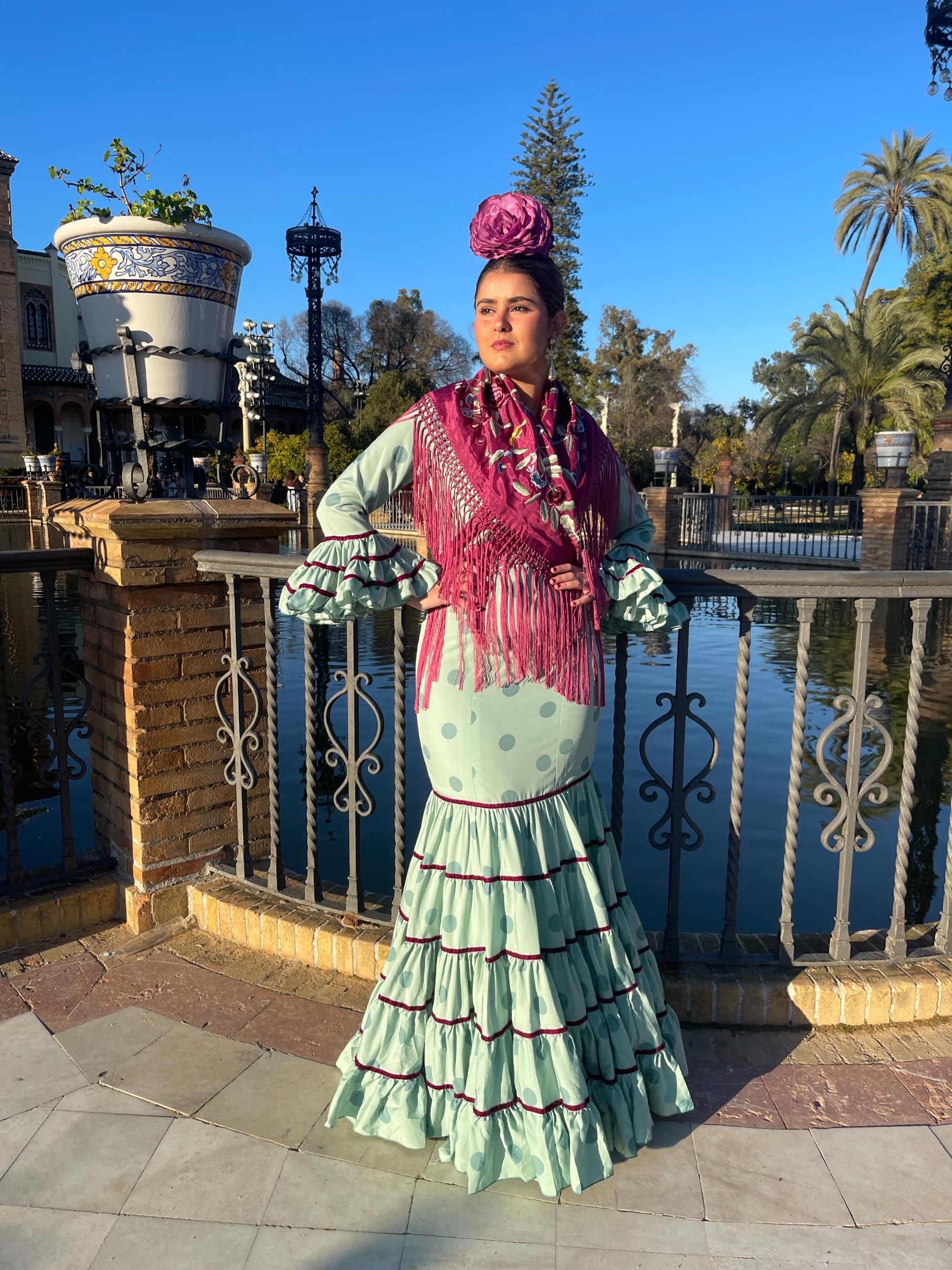 Traje canastero de flamenca verde con lunares aguamarina y terciopelo