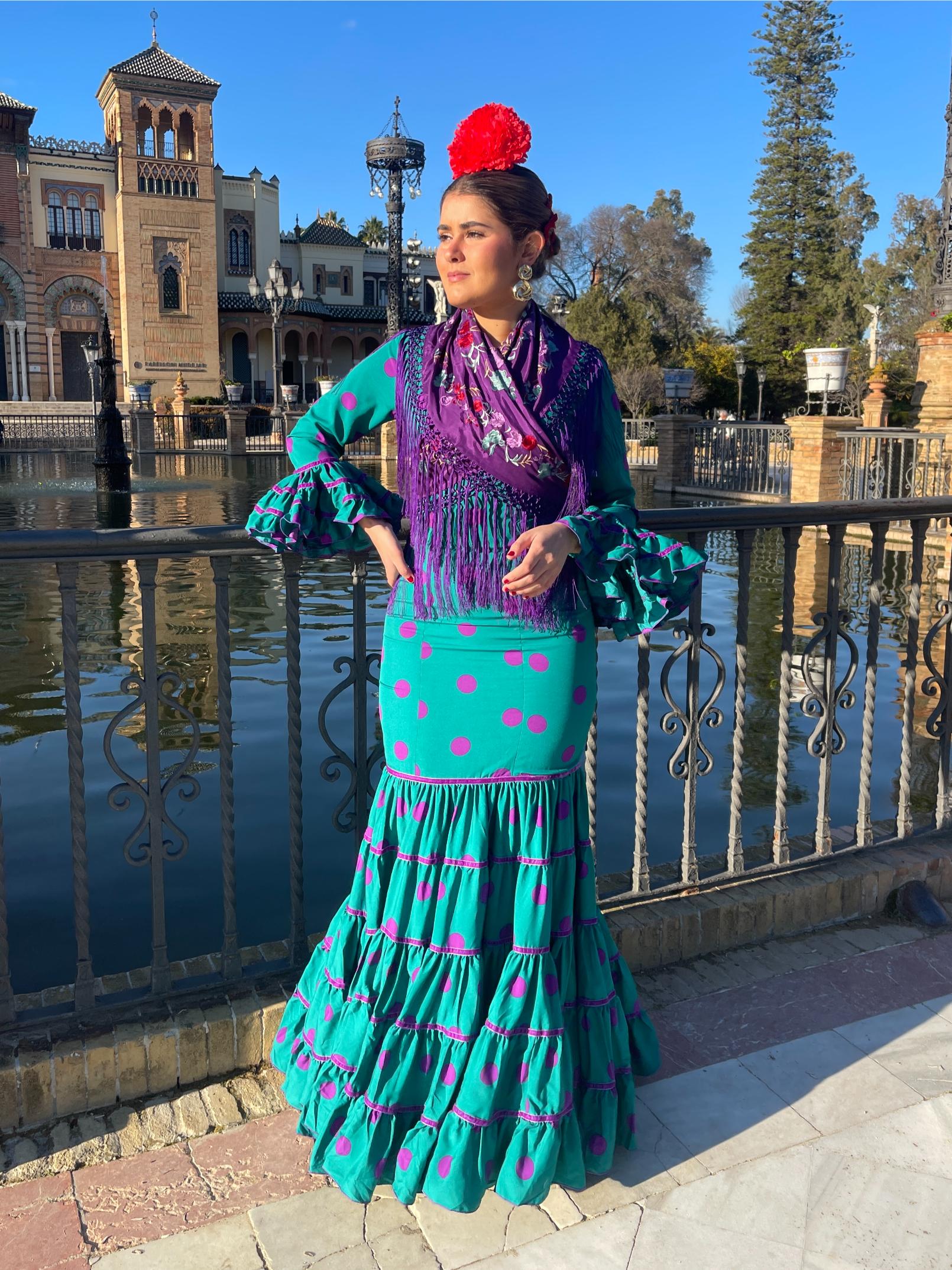 Traje canastero de flamenca verde con lunares morados y terciopelo