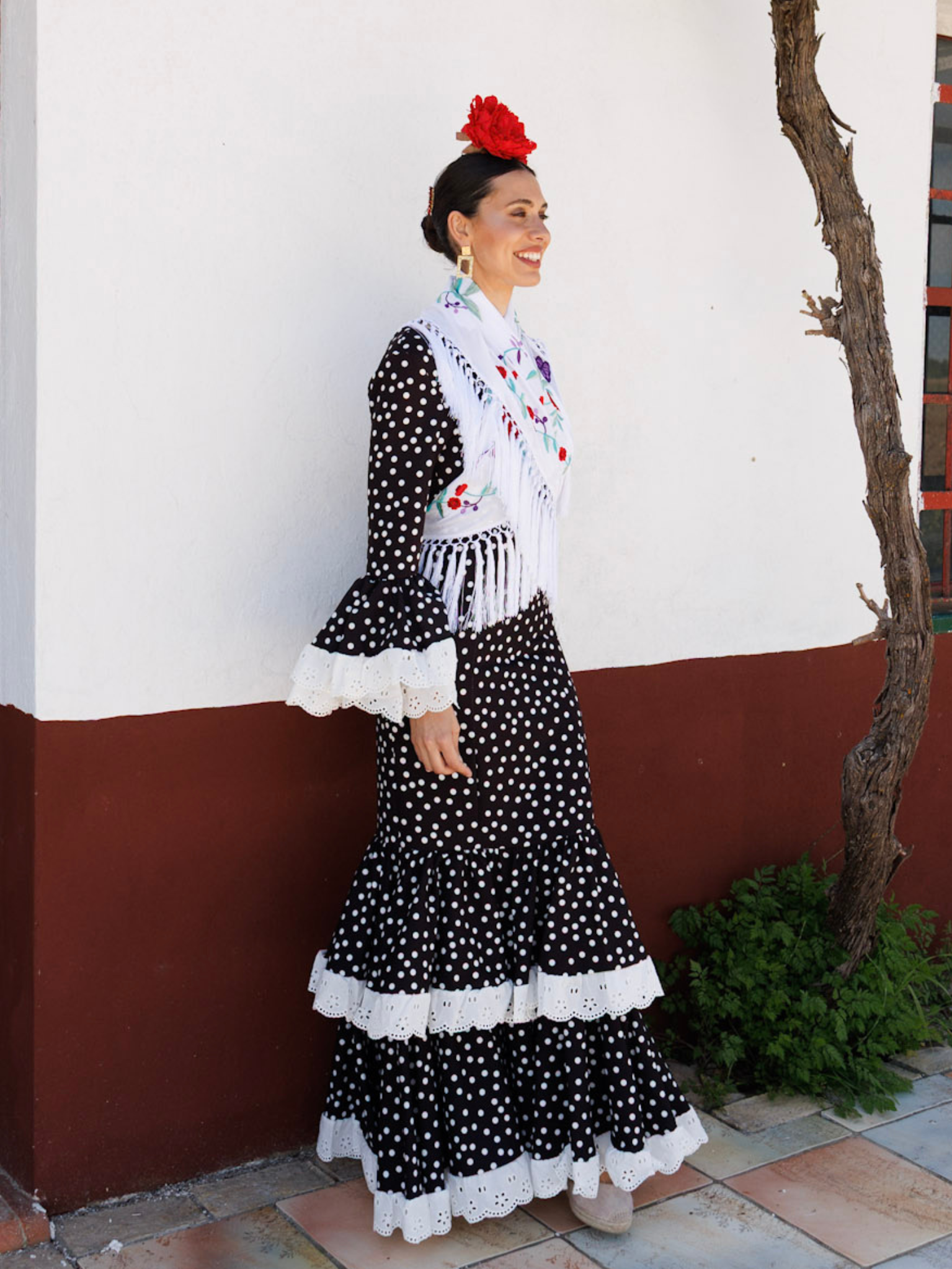 Traje de flamenca de lunares con tira bordada ajuste al cuerpo