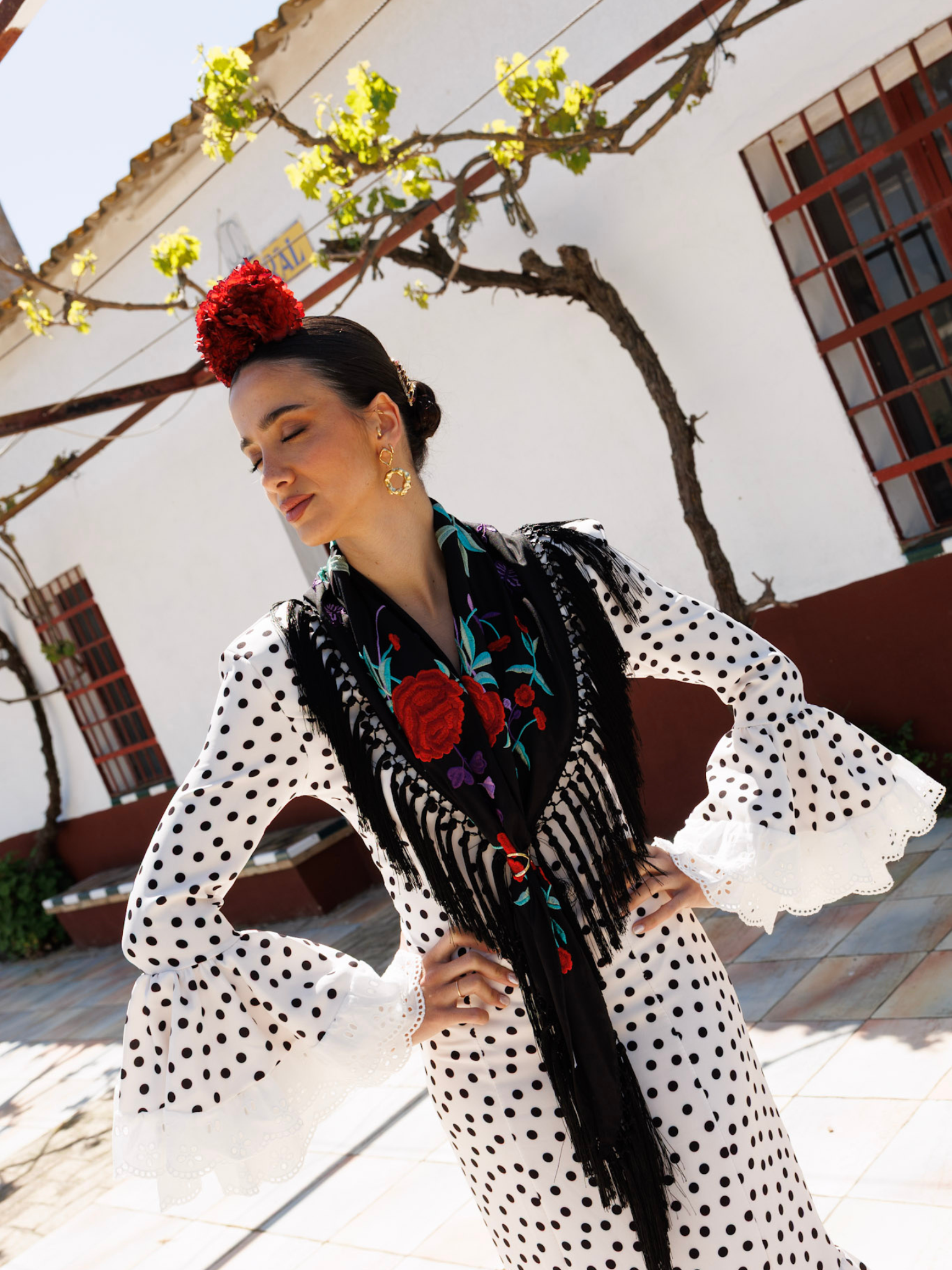Traje de flamenca de lunares con tira bordada look completo feria