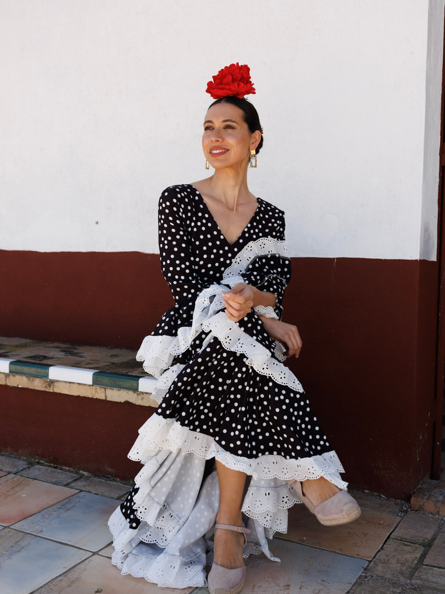 Traje de flamenca de lunares con tira bordada blanca