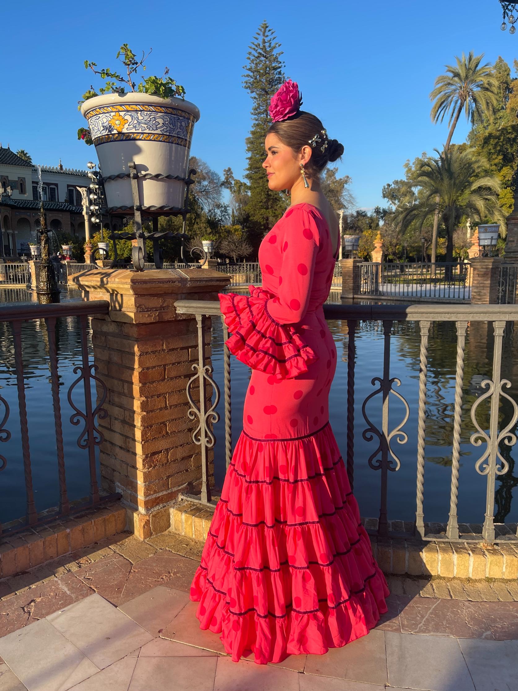 Traje de gitana canastero coral con lunares rojos y adorno de terciopelo