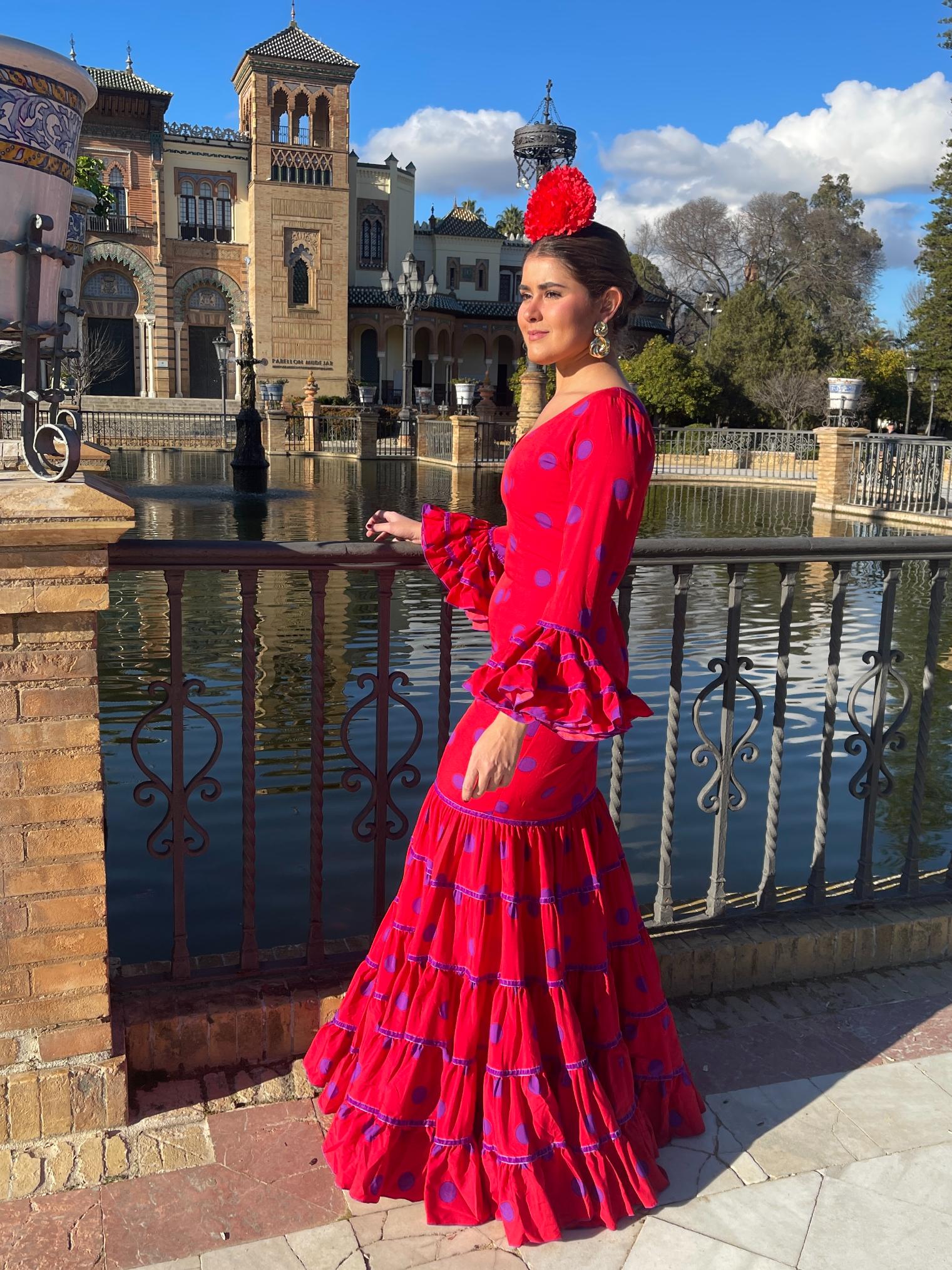 Traje de gitana canastero rojo con lunares morados y adorno de terciopelo