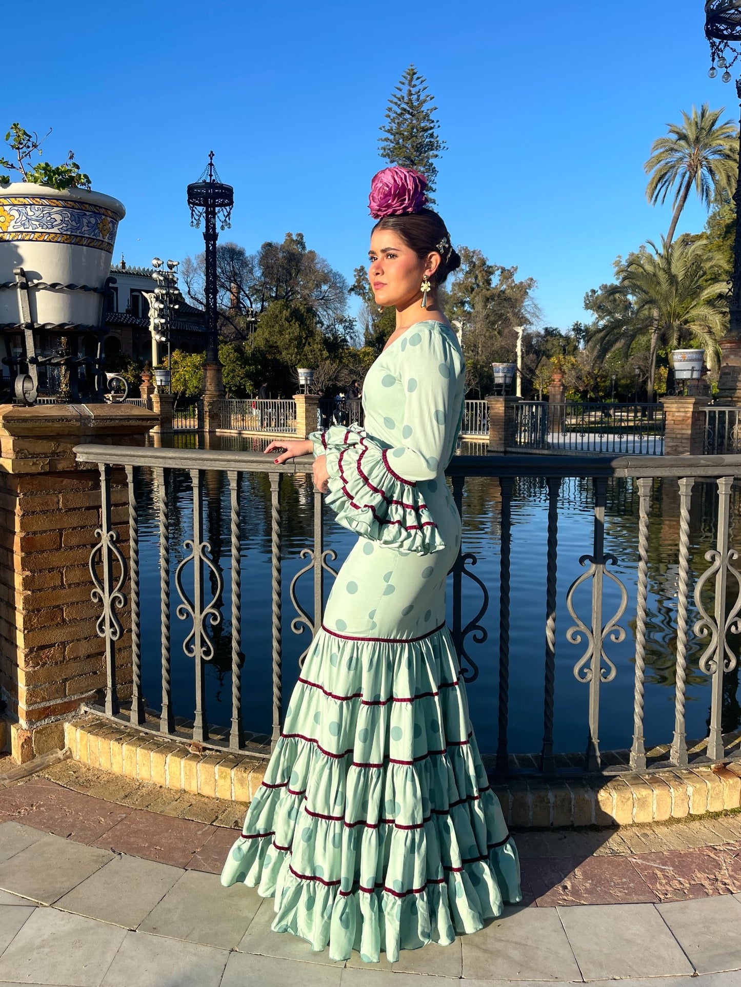 Traje de gitana canastero verde con lunares aguamarina y adorno de terciopelo