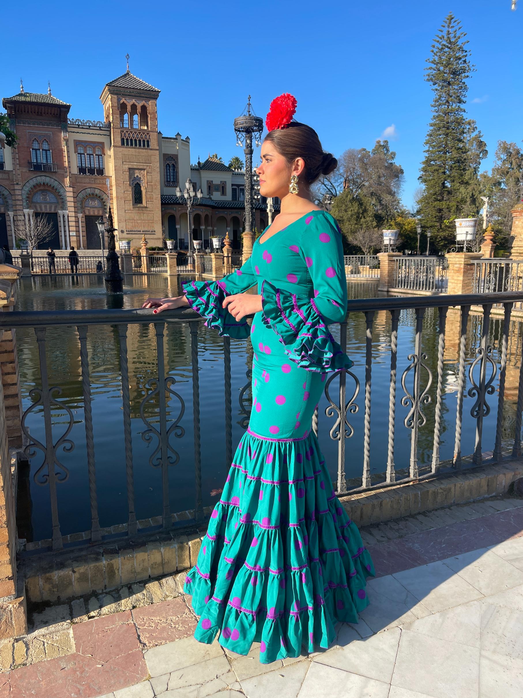 Traje de gitana canastero verde con lunares morados y adorno de terciopelo