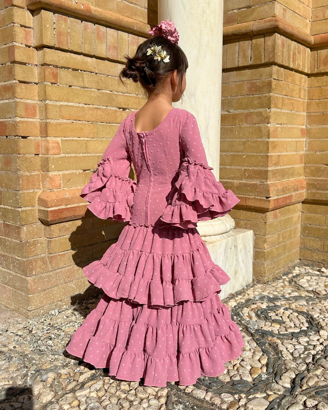 Vestido de flamenca de plumeti de color rosa maquillaje para niña