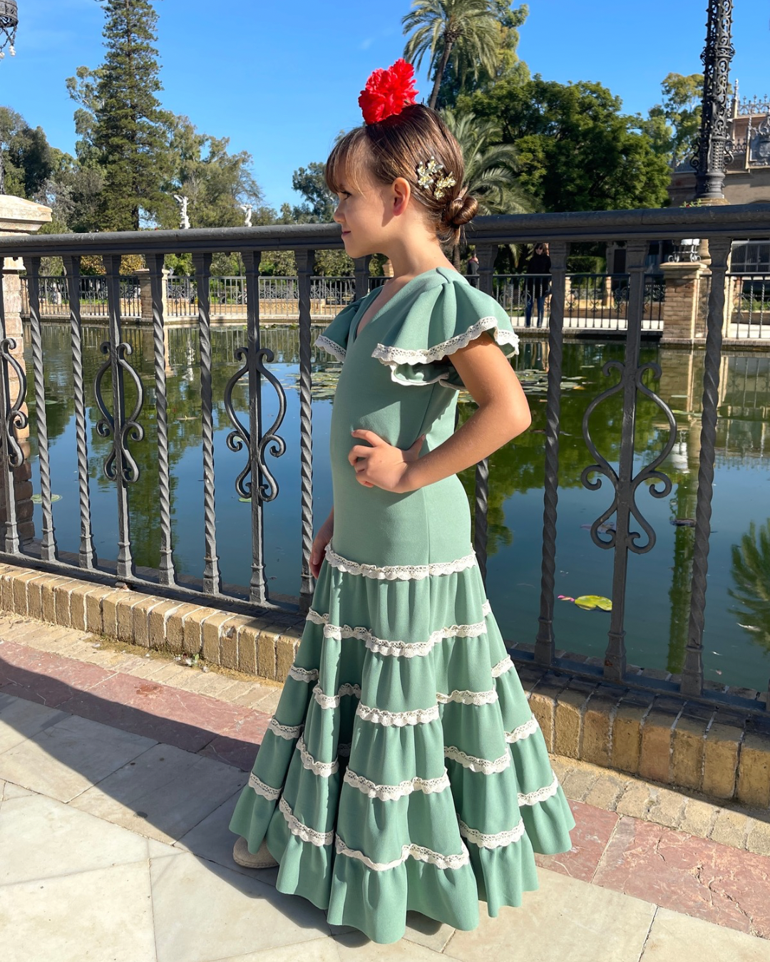 Vestido de flamenca jabonoso para niña estilo canastero con encaje