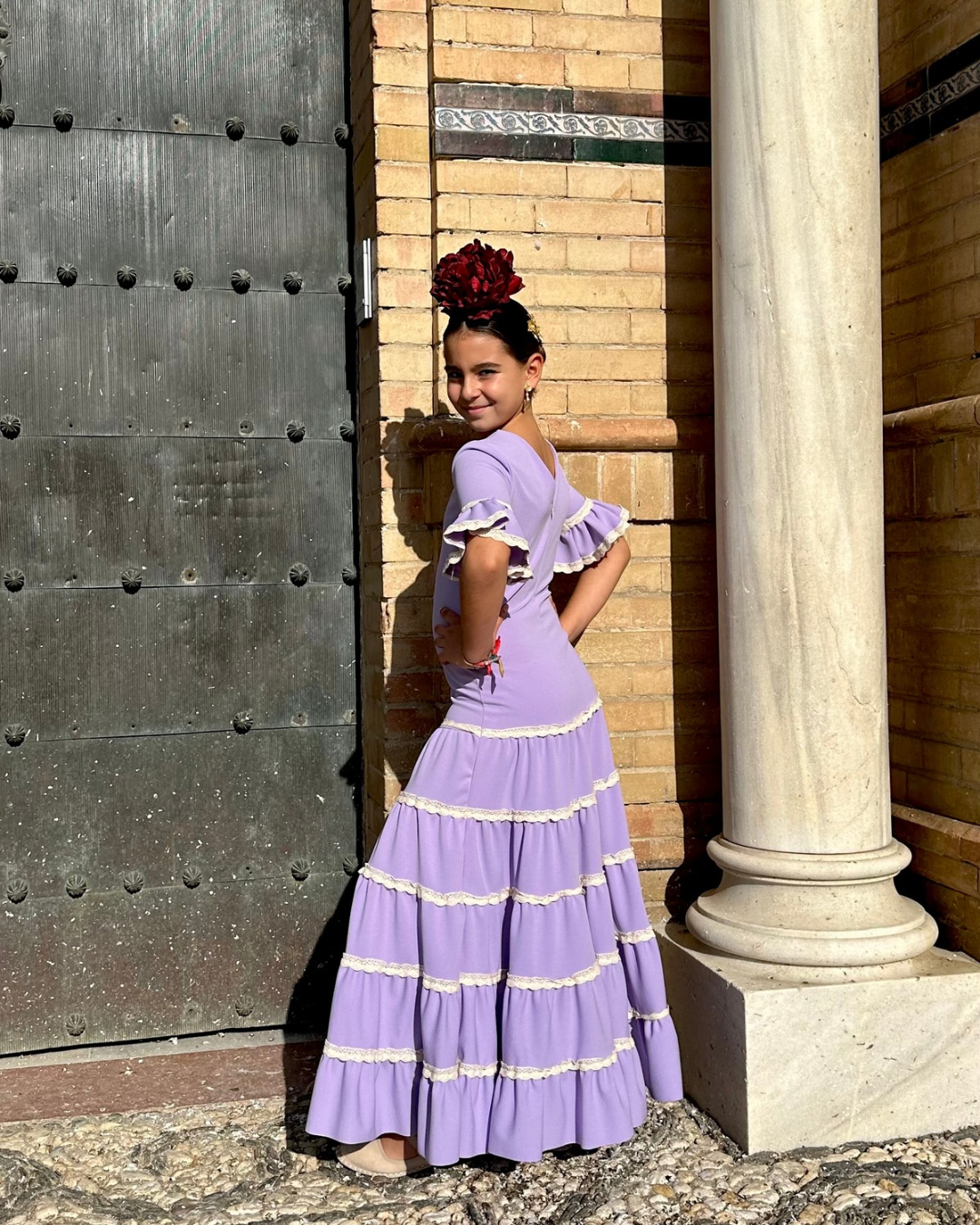 Vestido de flamenca malva para niña estilo canastero con encaje