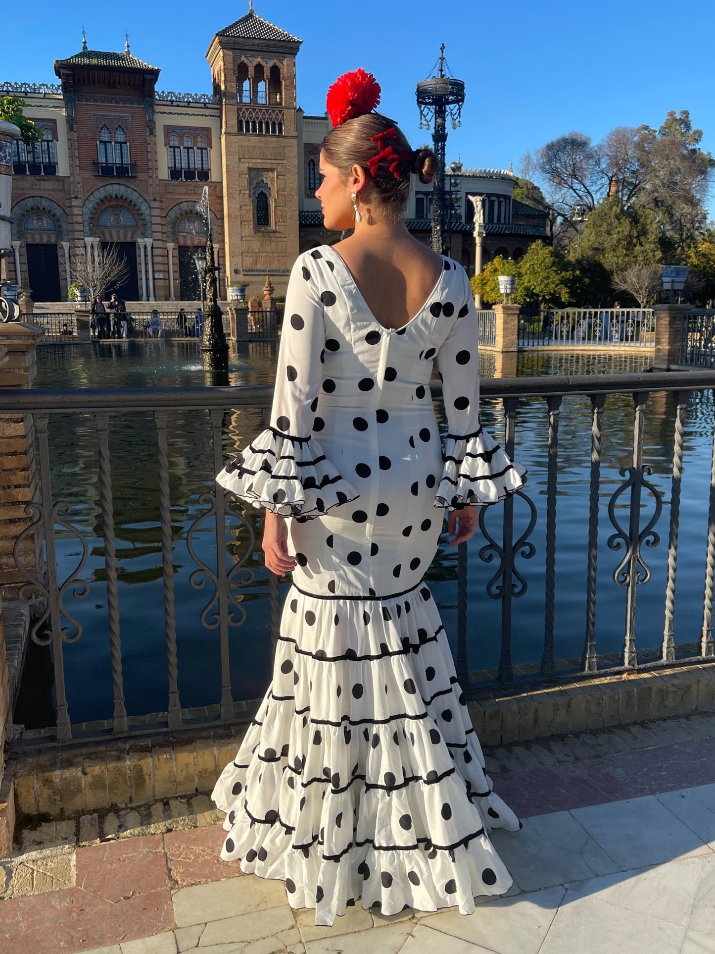 Traje de gitana canastero blanco con lunares negros y adorno de terciopelo