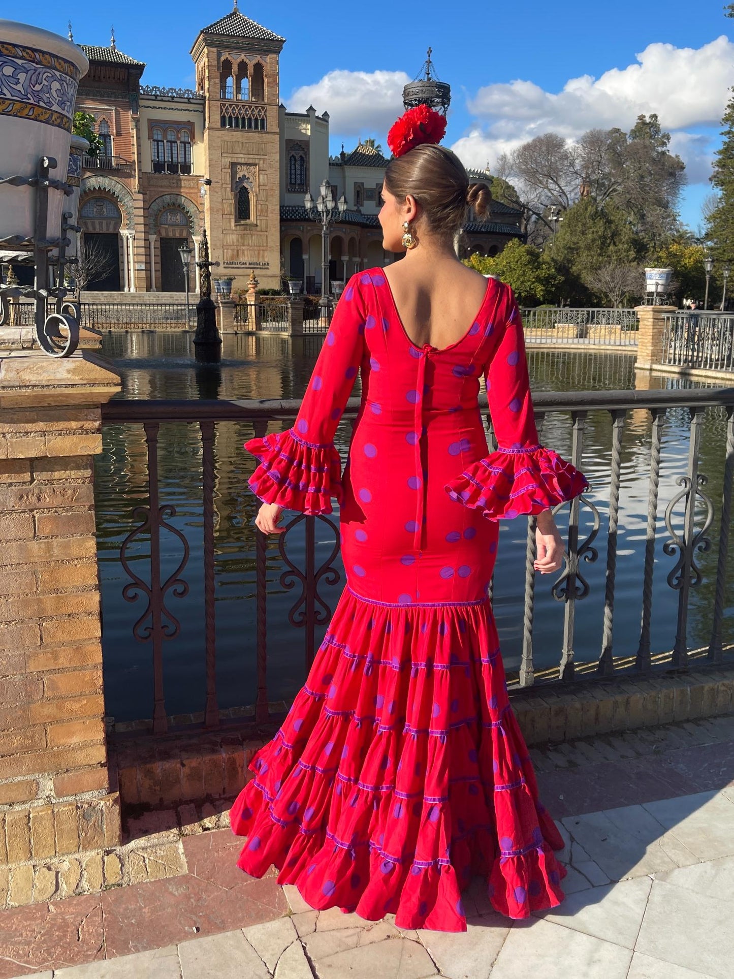 Vestido flamenco rojo de lunares morados con volantes y terciopelo