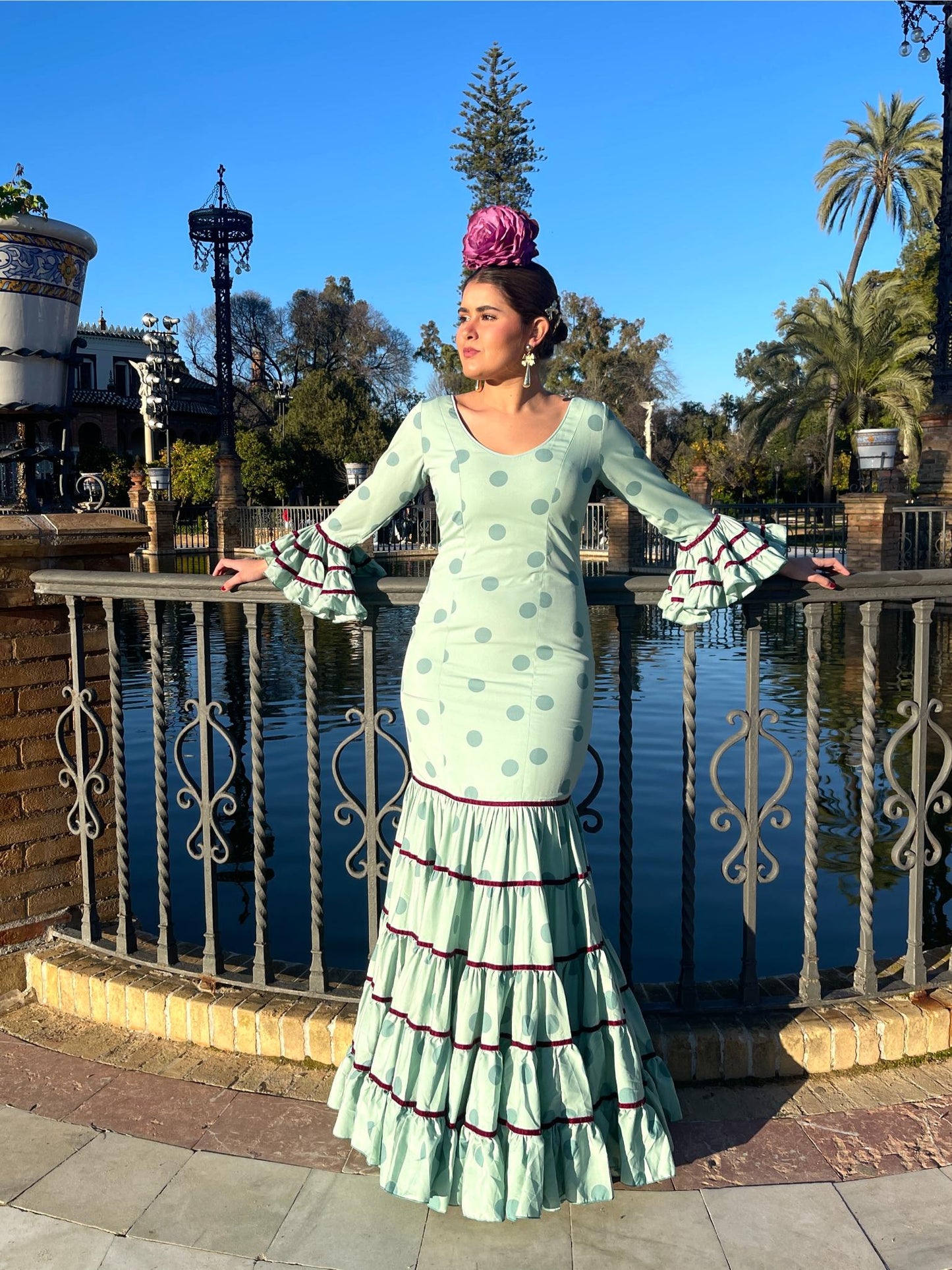 Vestido canastero flamenco verde de lunares aguamarina y detalles en terciopelo