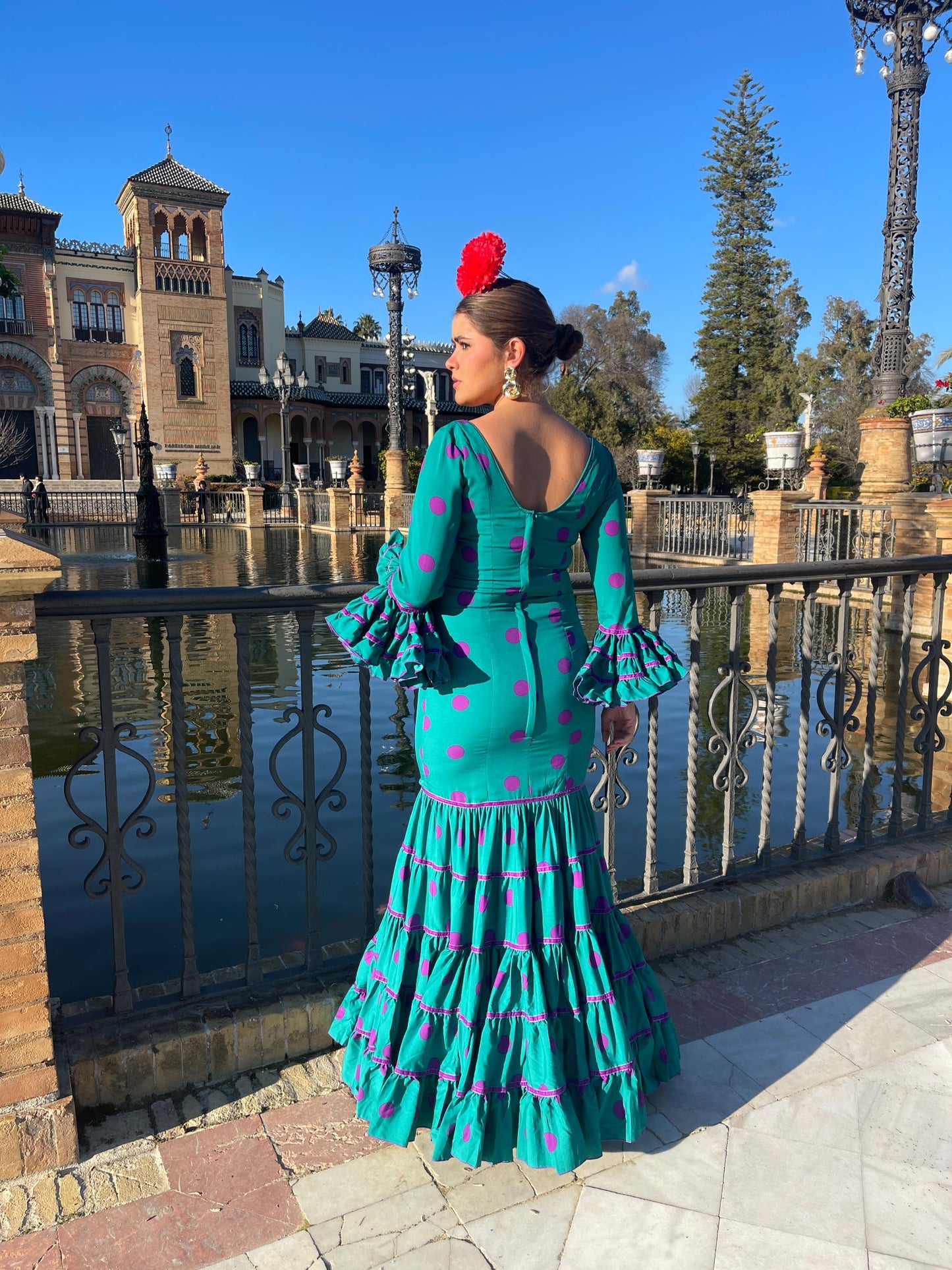 Vestido flamenco verde de lunares morados con adorno de terciopelo