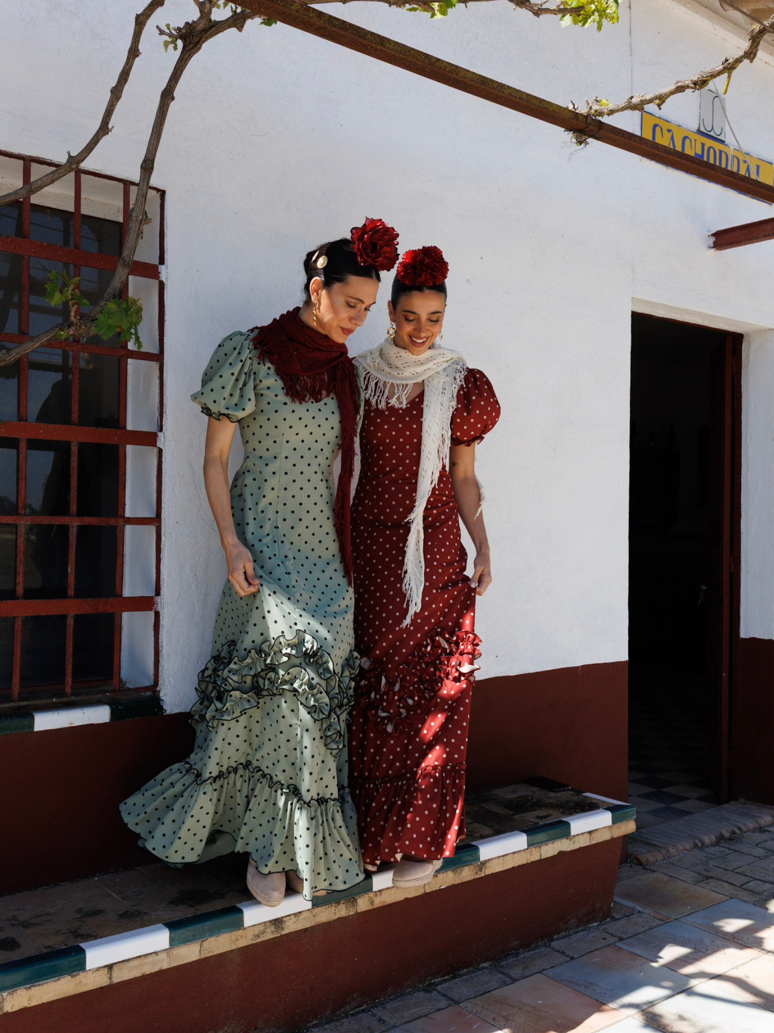 Bata rociera artesanal de lunares con volantes para romería