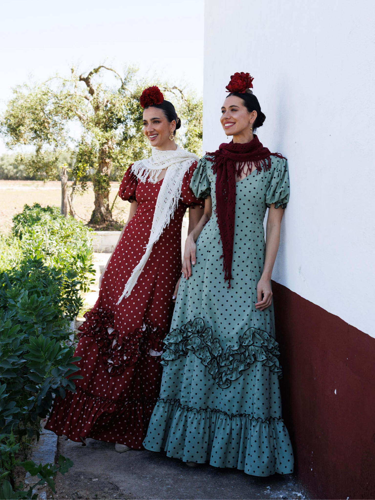 Mujer con bata rociera artesanal de lunares en feria