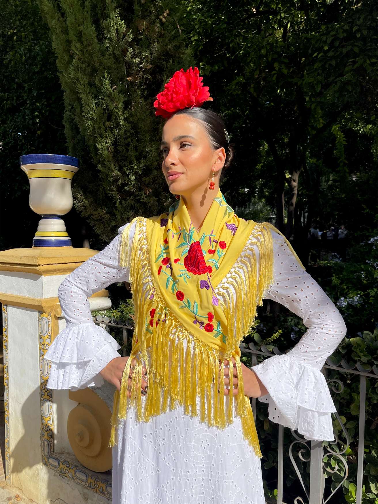 mantoncillo de flamenca amarillo bordado artesanal