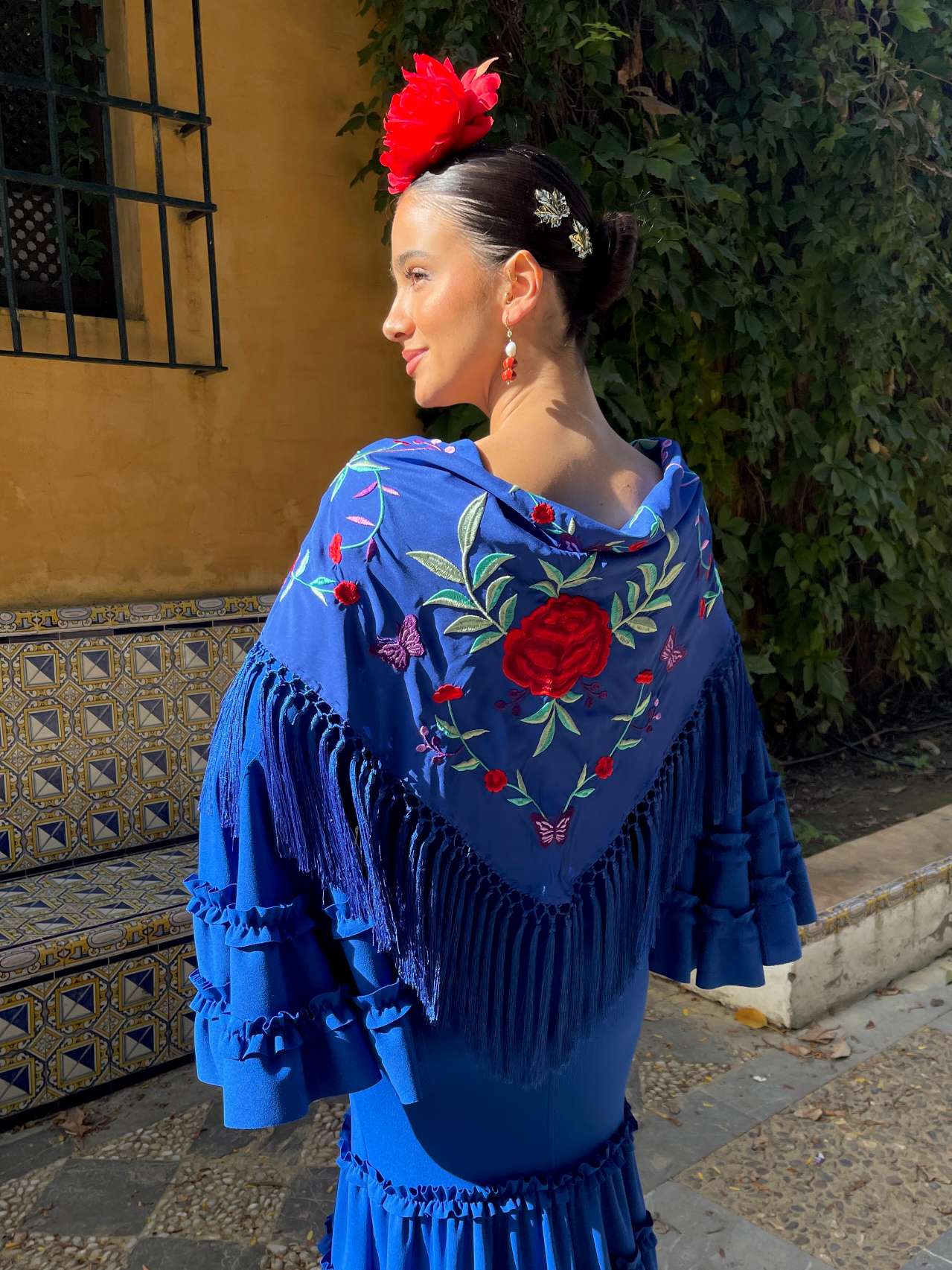 mantoncillo de flamenca azul eléctrico con flores rojas
