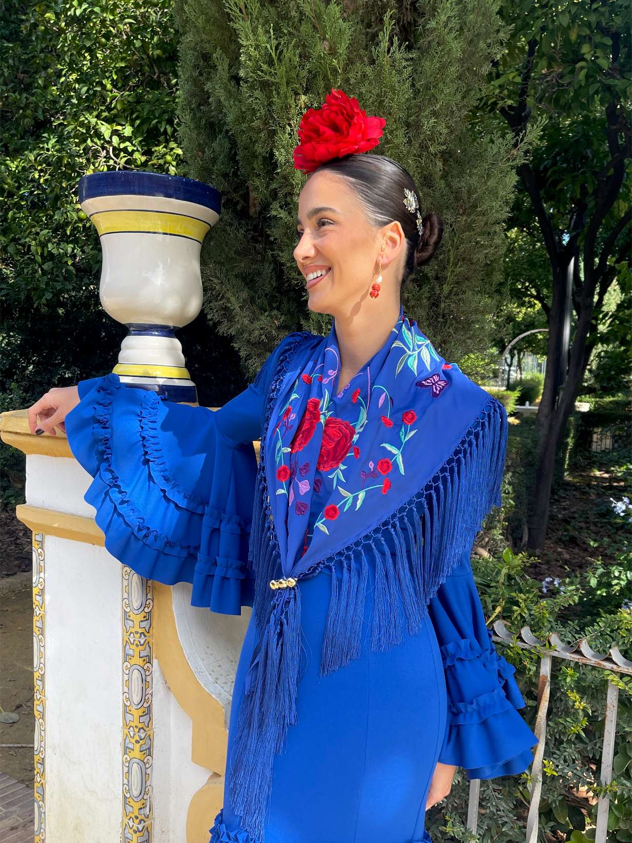 mantoncillo de flamenca bordado artesanal azul eléctrico 