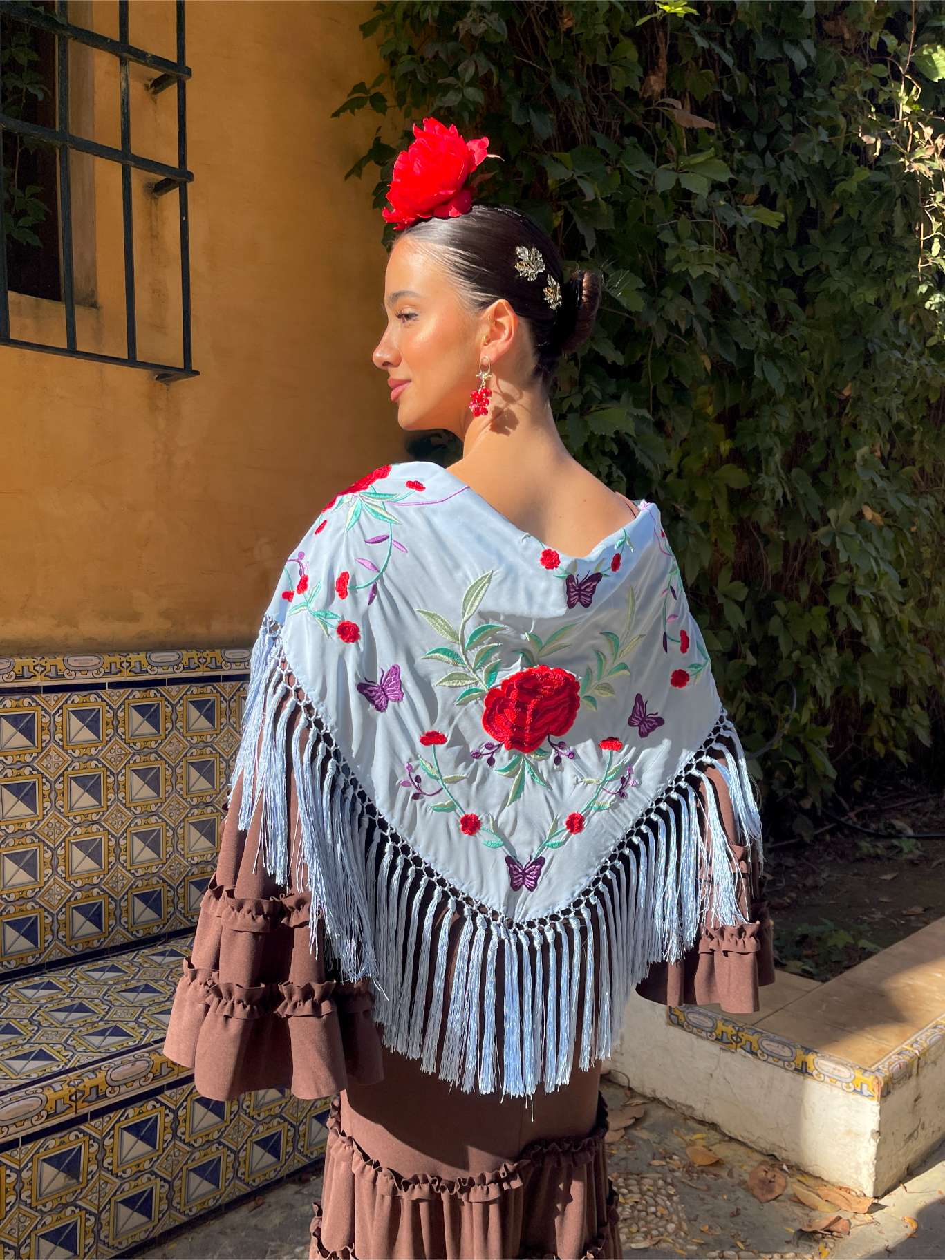 mantoncillo de flamenca celeste con flores rojas