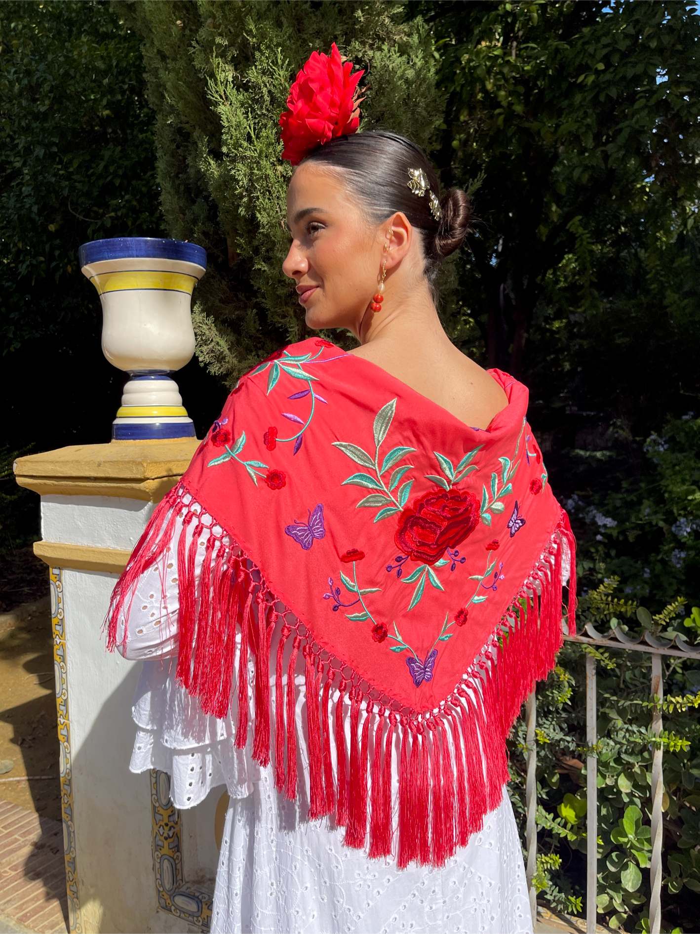 mantoncillo de flamenca coral con flores rojas