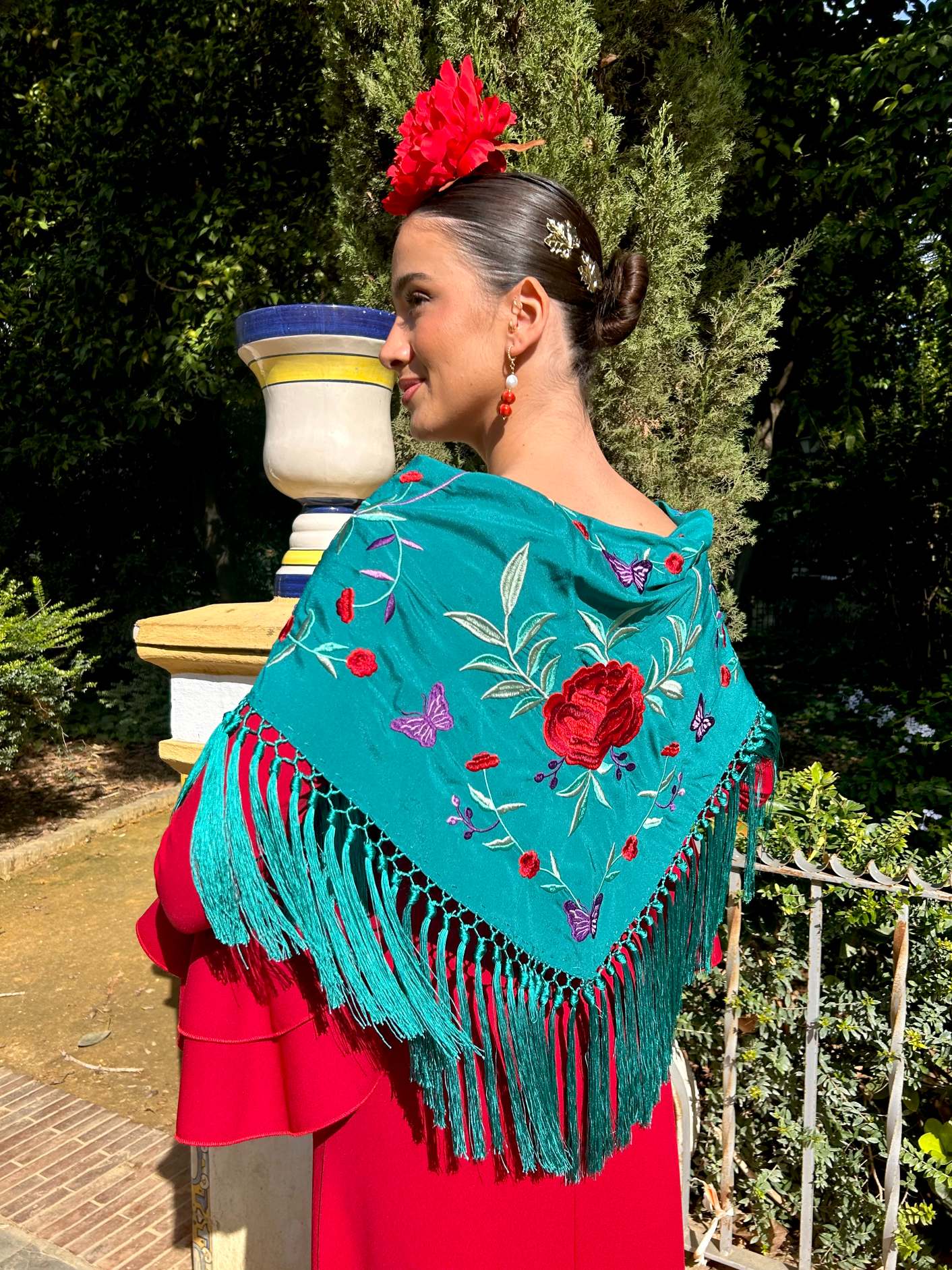 mantoncillo de flamenca esmeralda con flores rojas