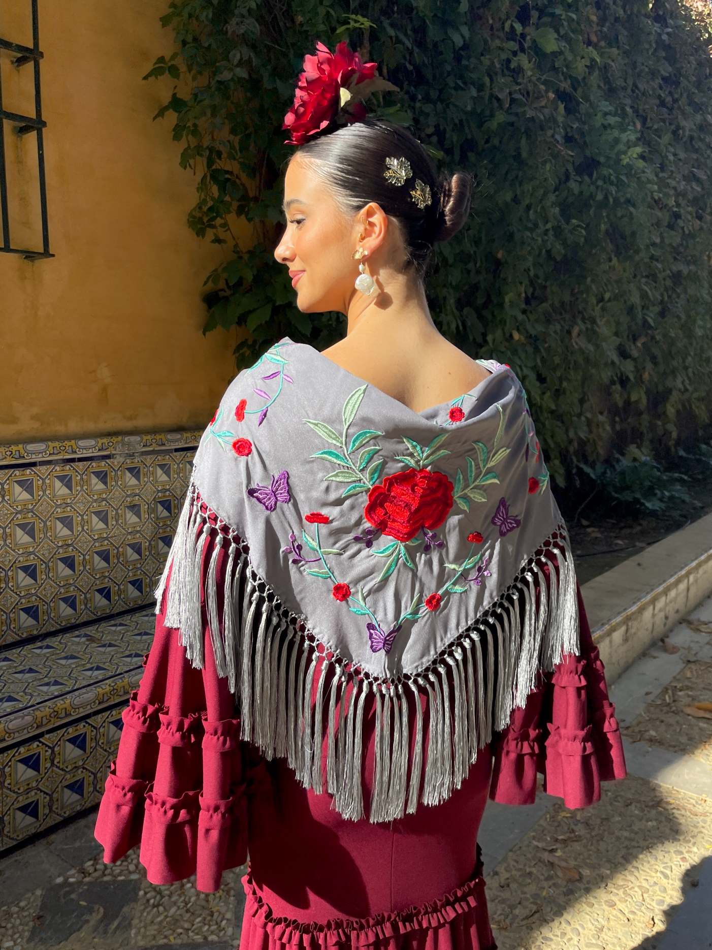 mantoncillo de flamenca gris con flores rojas