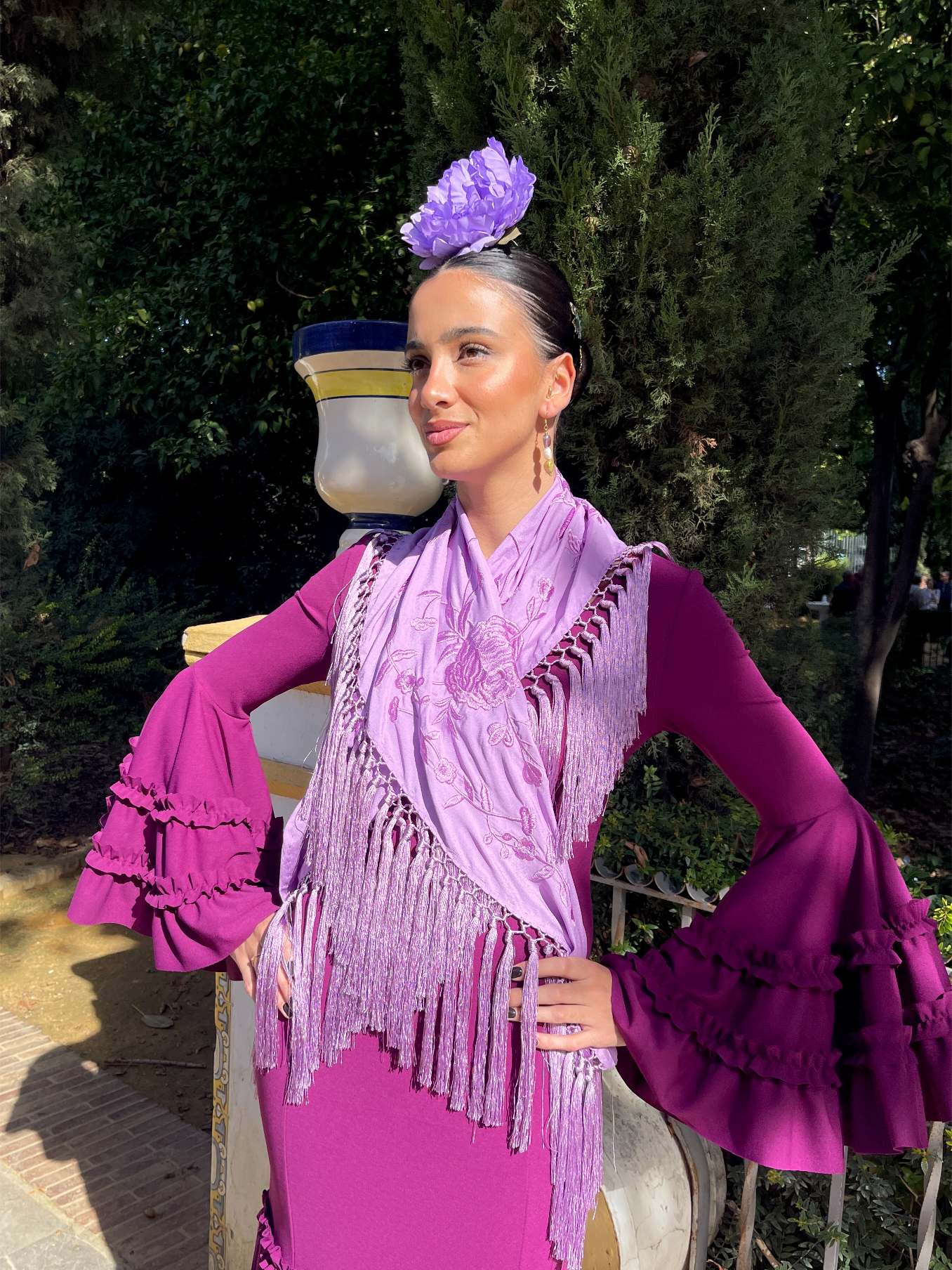 mantoncillo de flamenca malva bordado artesanal