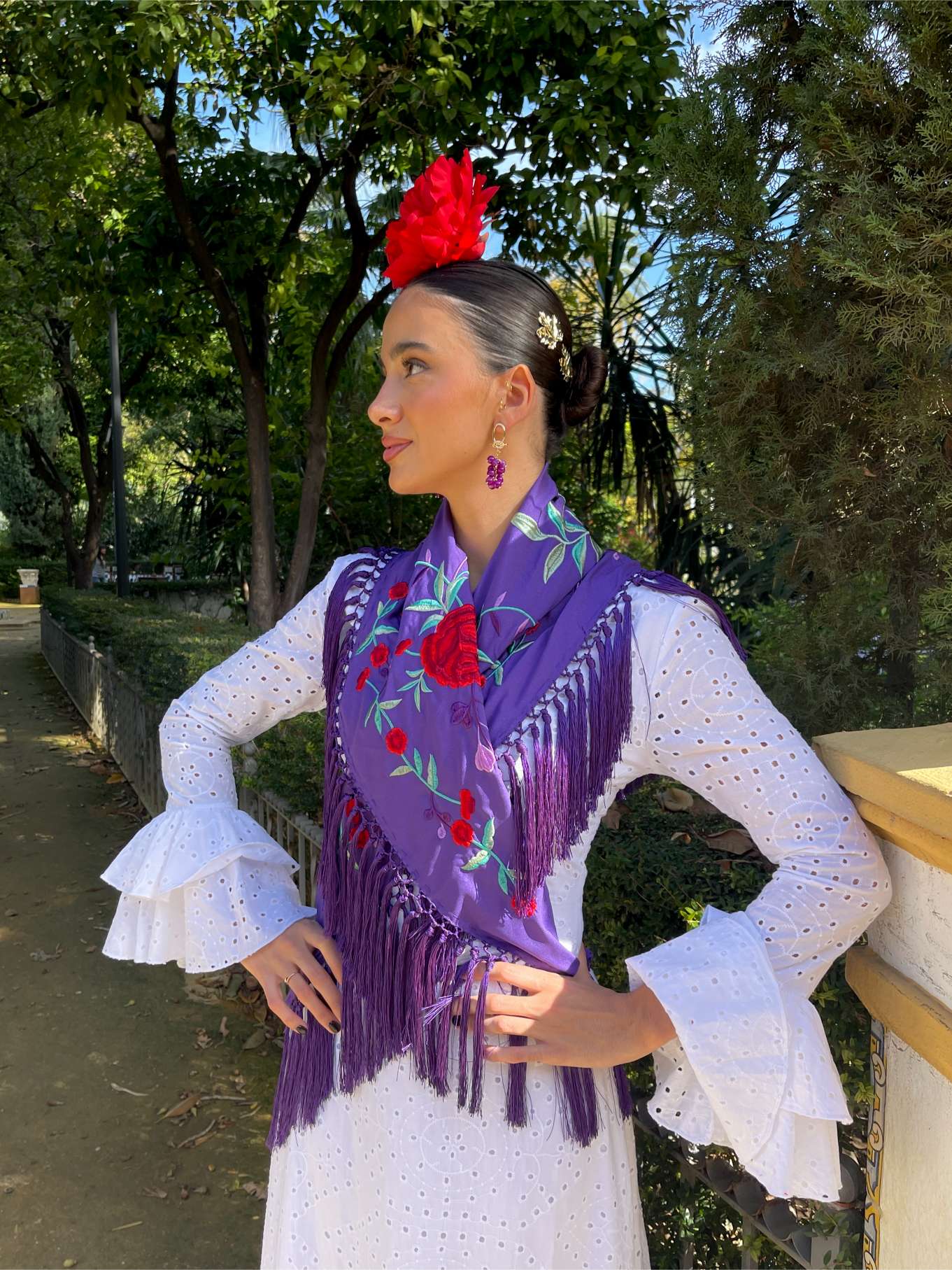 mantoncillo de flamenca morado bordado artesanal