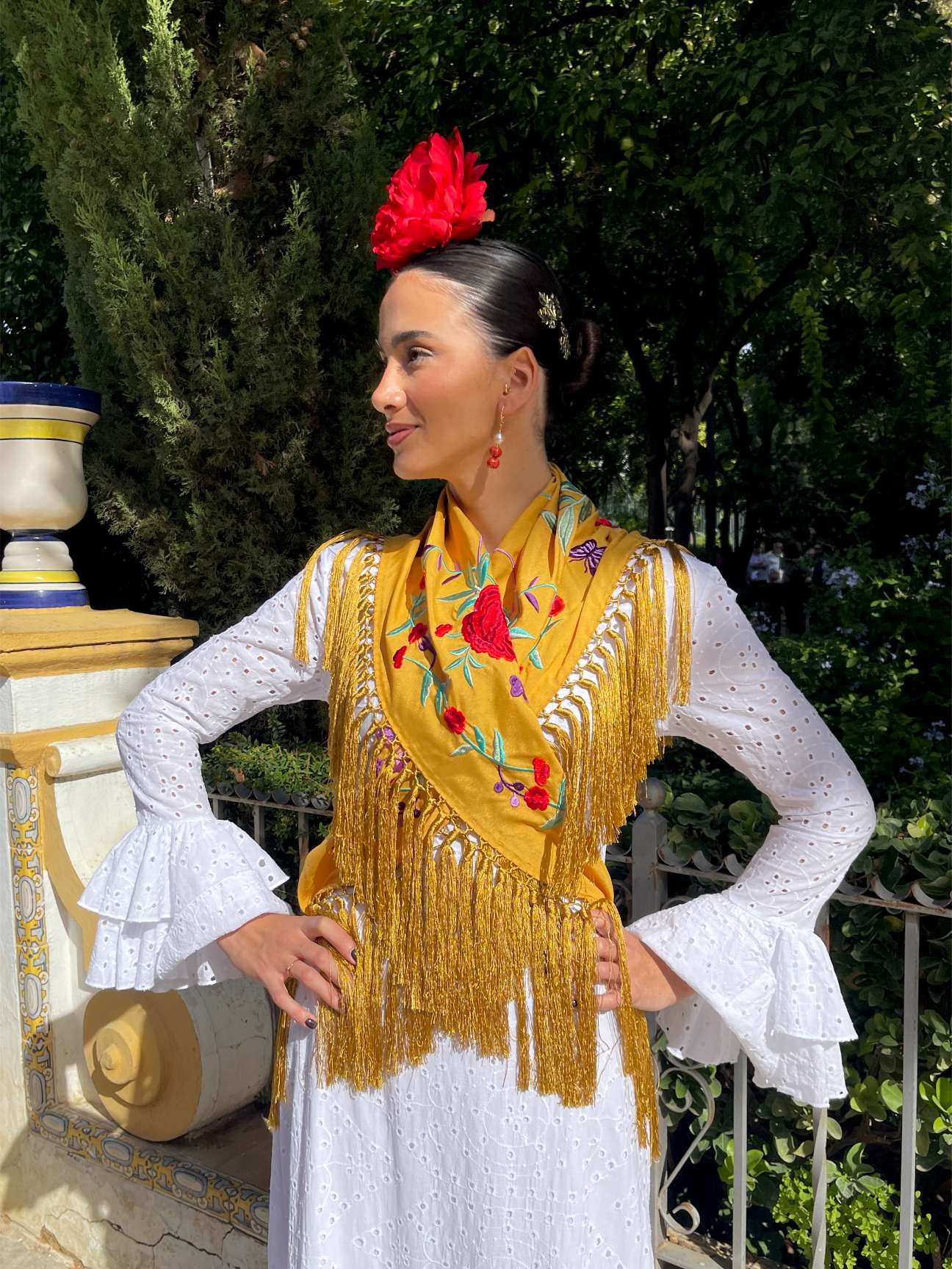  mantoncillo de flamenca mostaza con flores rojas 