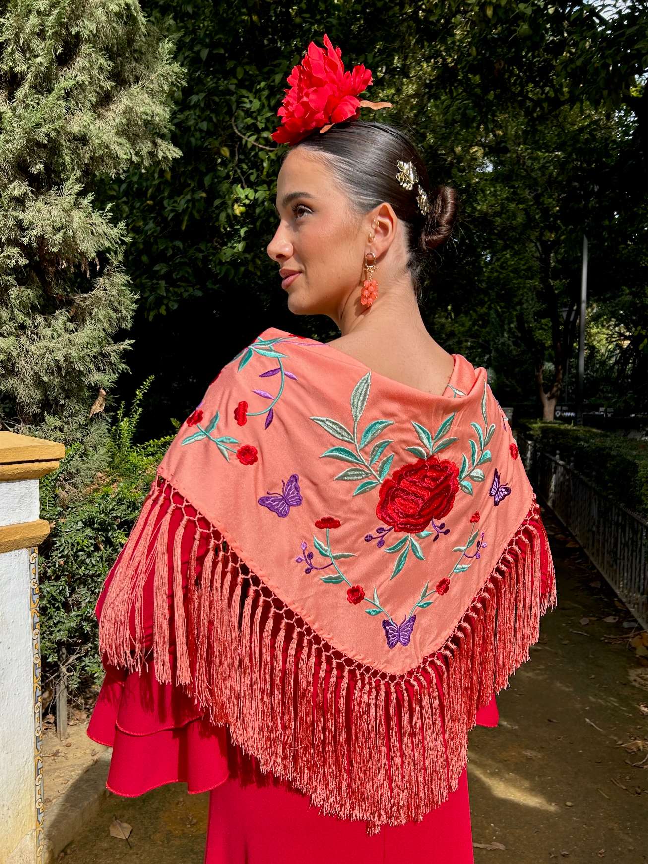 mantoncillo de flamenca salmón con flores rojas