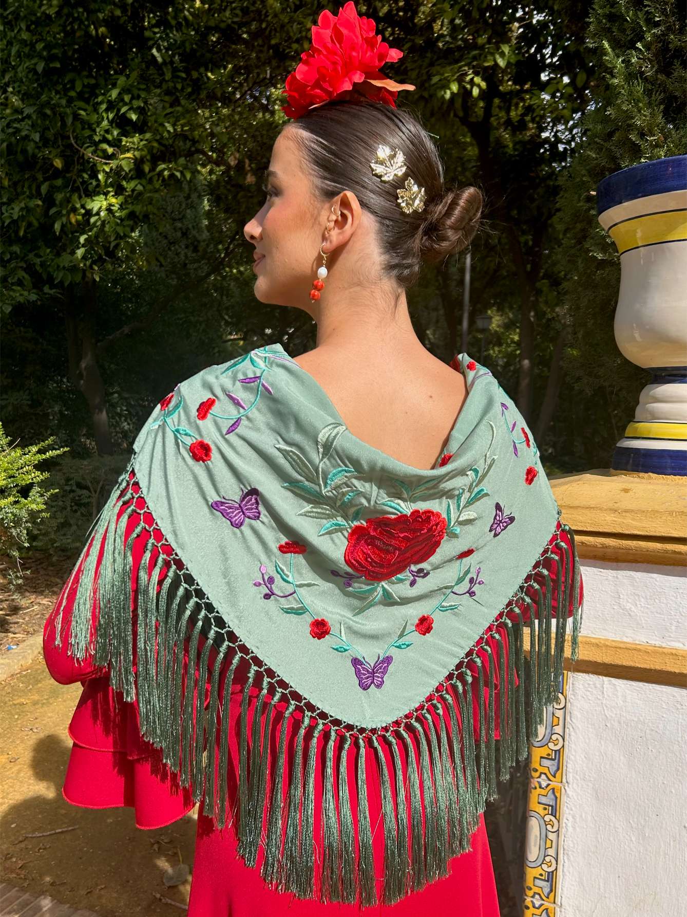 mantoncillo de flamenca verde jabonoso con flores rojas