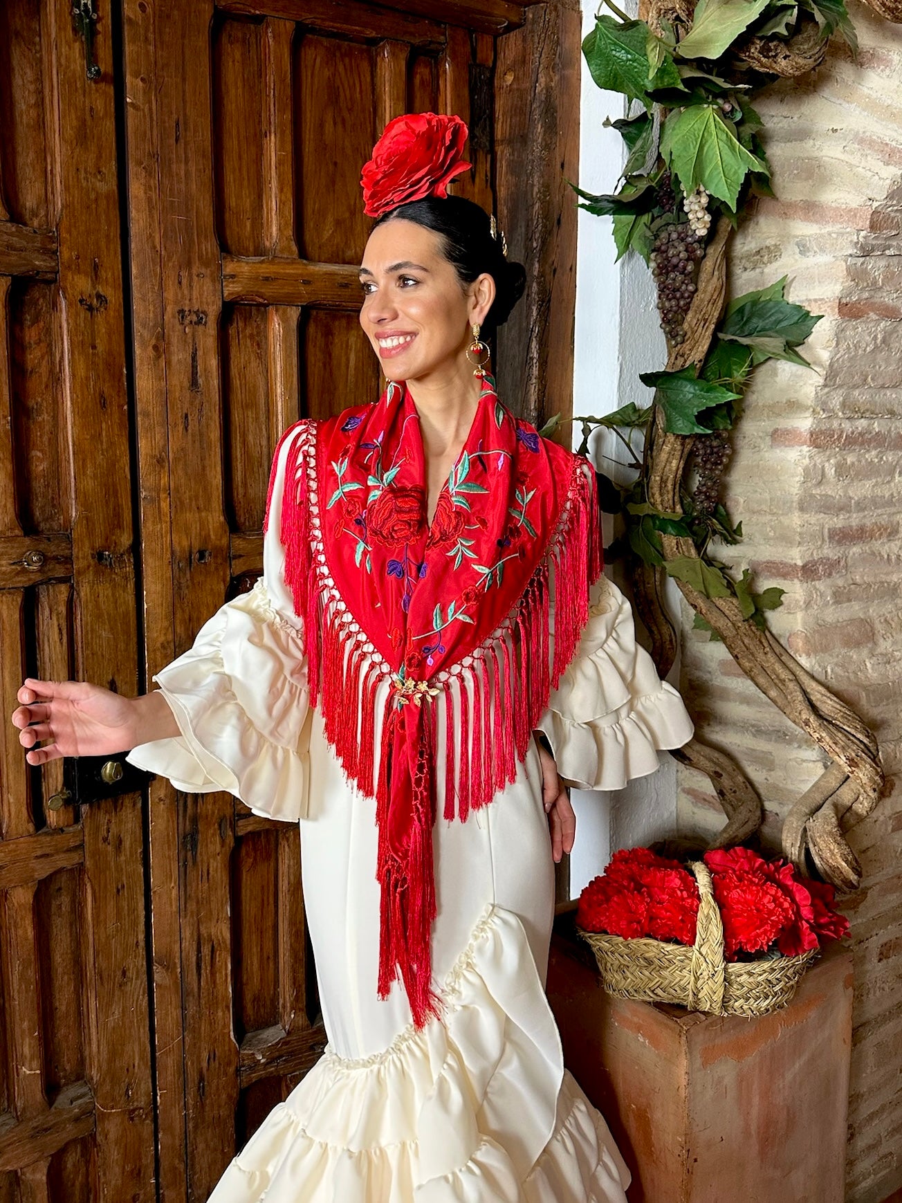 mantoncillo rojo con flores rojas