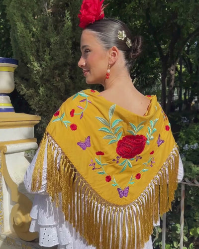 mantoncillo de flamenca flecado de seda mostaza flores rojas 