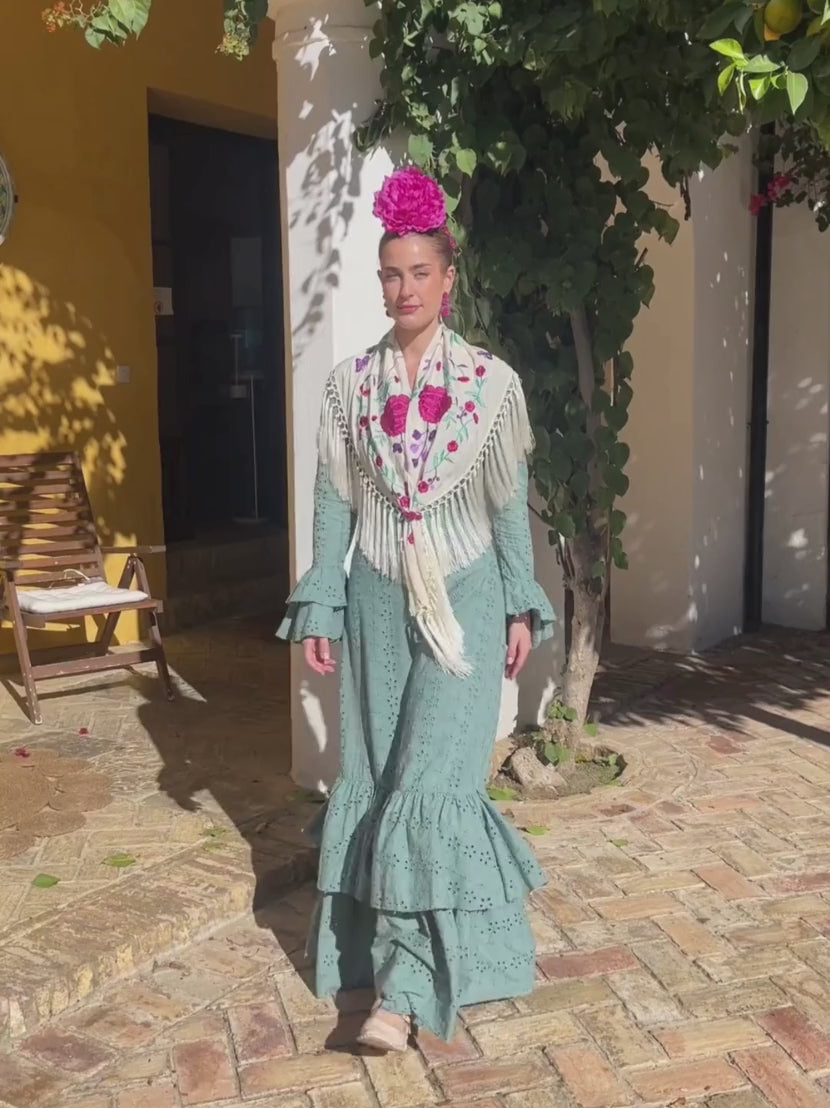 traje perforado de color verde jabonoso