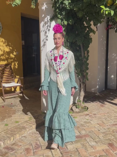 traje perforado de color verde jabonoso