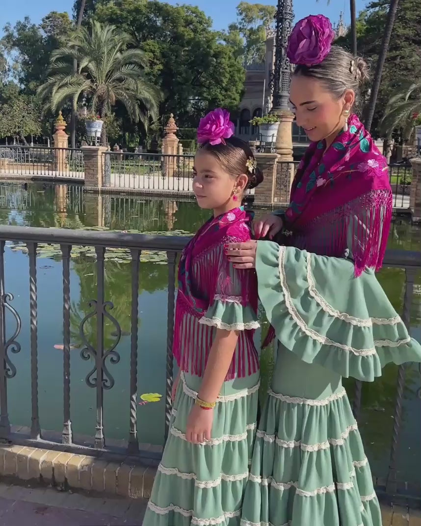 Traje flamenco infantil en tono jabonoso con detalles de encaje