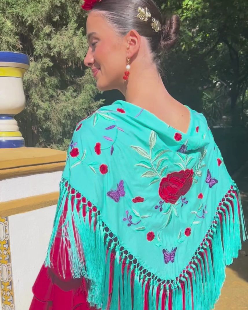 mantoncillo de flamenca flecado de seda aguamarina flores rojas