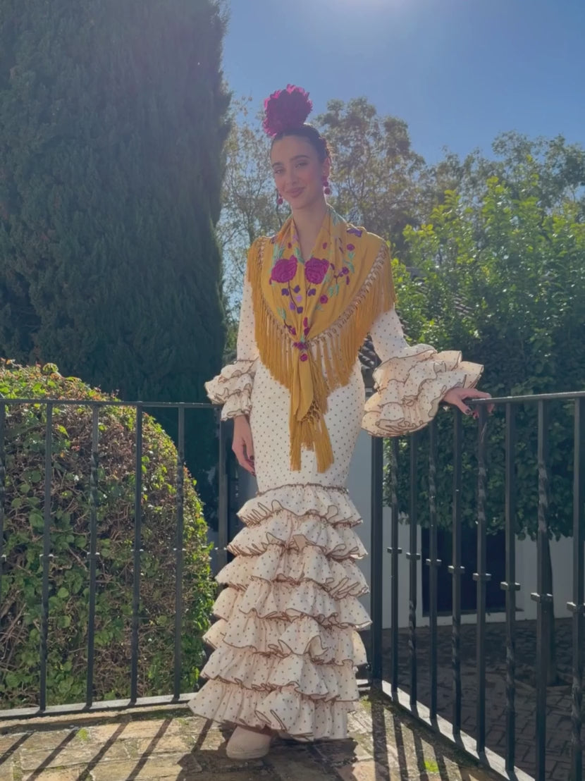 traje de volantes beige con lunares camel