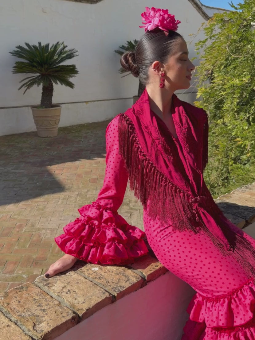 traje de flamenca rosa fresa con lunares rojos