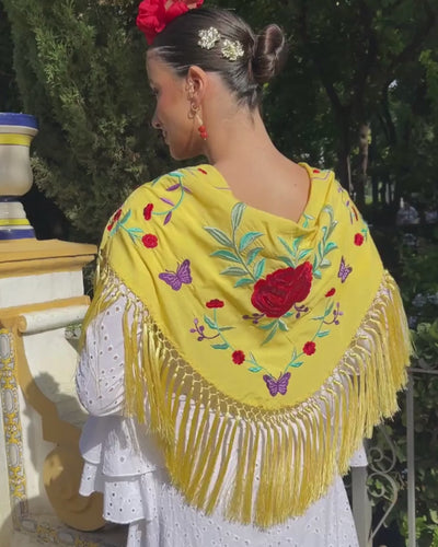 mantoncillo de flamenca flecado de seda amarillo flores rojas 