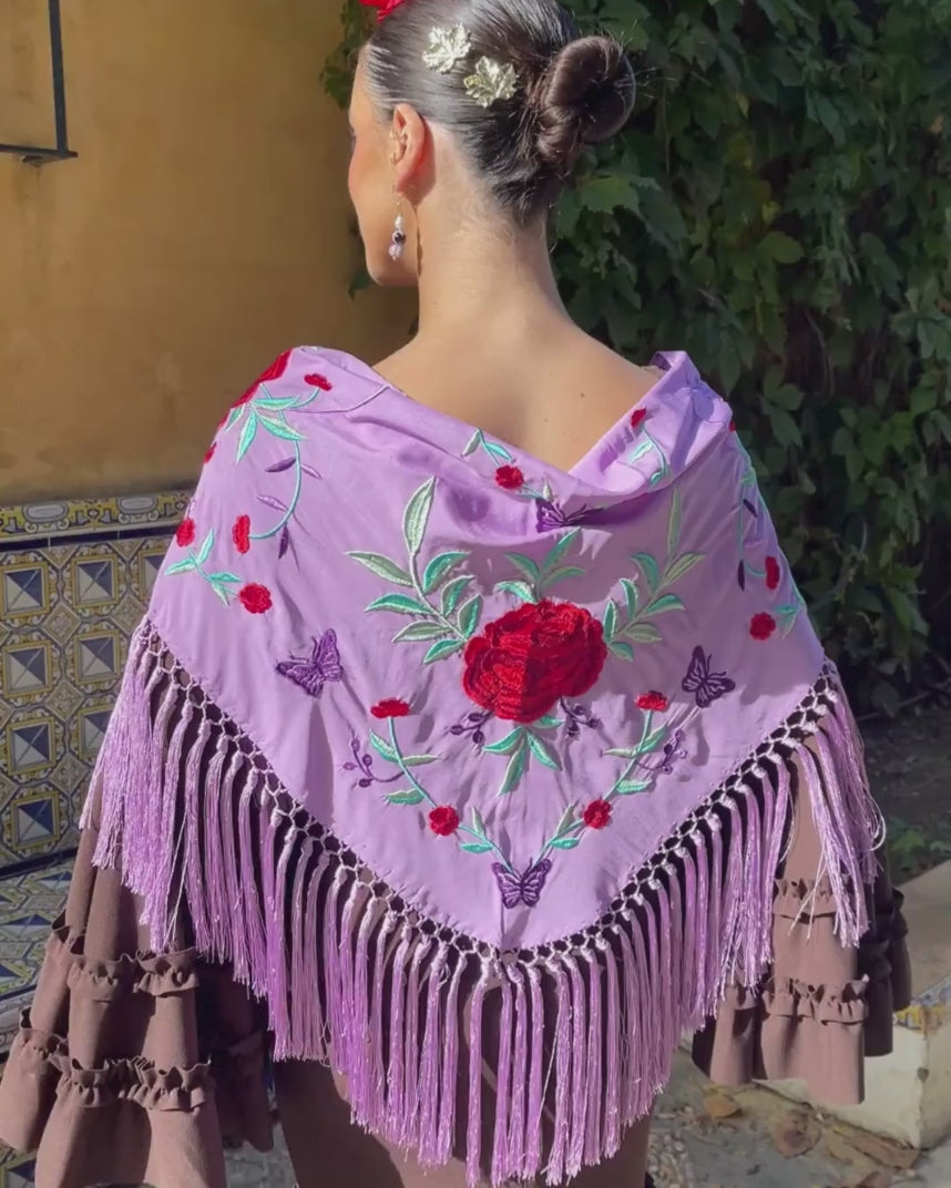 mantoncillo de flamenca flecado de seda malva flores rojas 