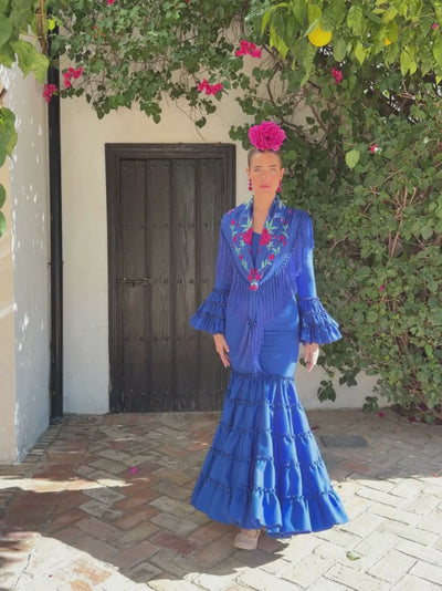 Traje canastero azul electrico con adorno de repulgo