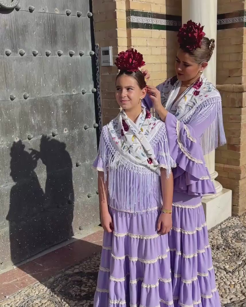 Traje flamenco infantil en tono malva con detalles de encaje