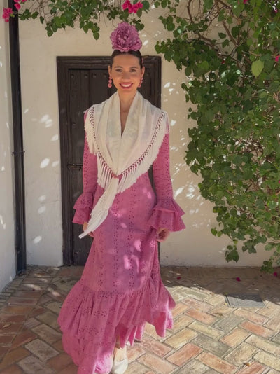 traje de flamenca perforado rosa