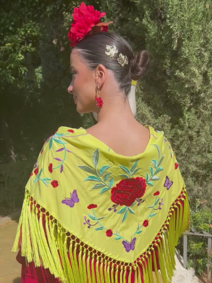 mantoncillo de flamenca color lima con flores rojas