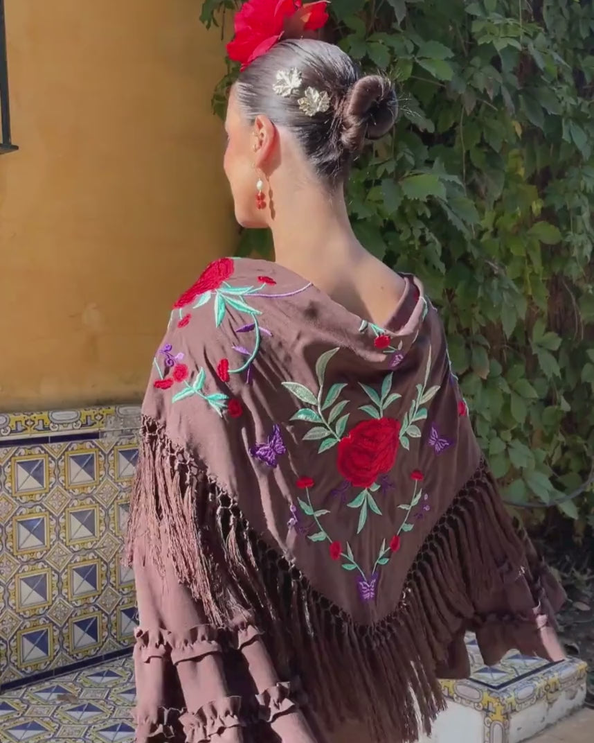 mantoncillo de flamenca flecado de seda marron flores rojas