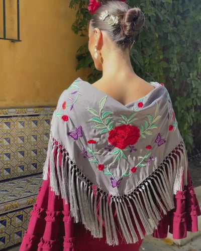 mantoncillo de flamenca flecado de seda gris flores rojas 
