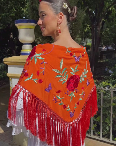 mantoncillo de flamenca flecado de seda naranja flores rojas 
